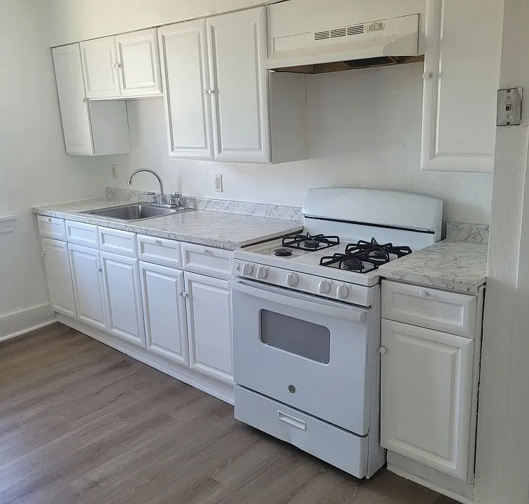 2318 Woodstock Ave #4