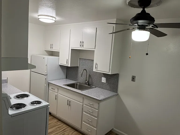 15991 Mateo St #7 — Photo 4