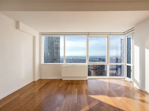 66 Rockwell Place image 3 of 16