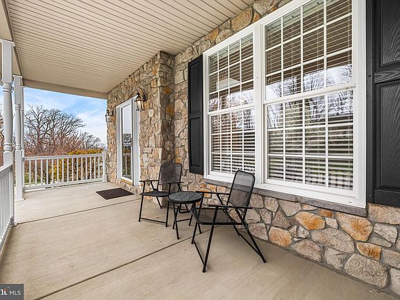 4th image of 1115 Glen View Dr