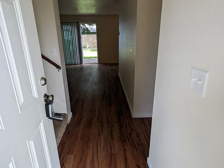 7815 NE 117th Ave — Photo 3