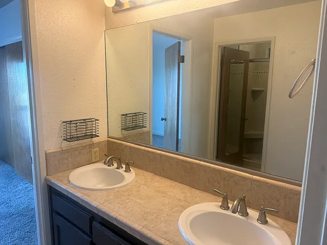 Upstairs bath (Jack & Jill)