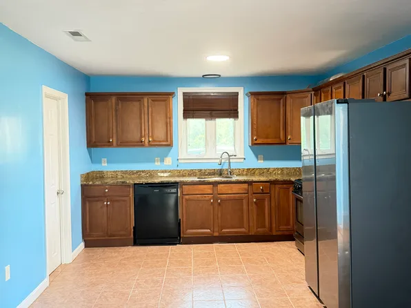 18 Edinboro Ave, Brockton, MA 02301