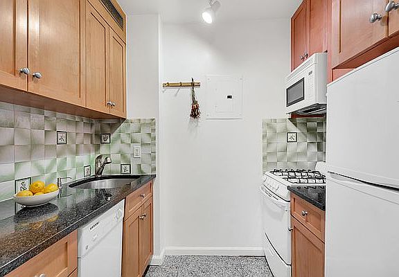 4th image of 201 W 72nd St APT 4H