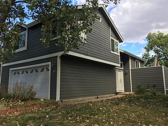2 car garage and off street parking on quiet cul-de-sac with