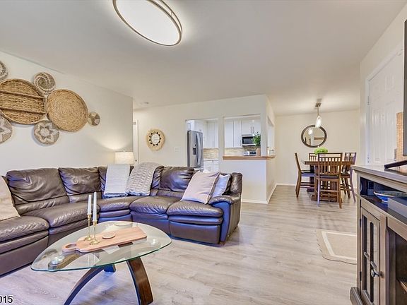 3rd image of 95 Sapphire Ln