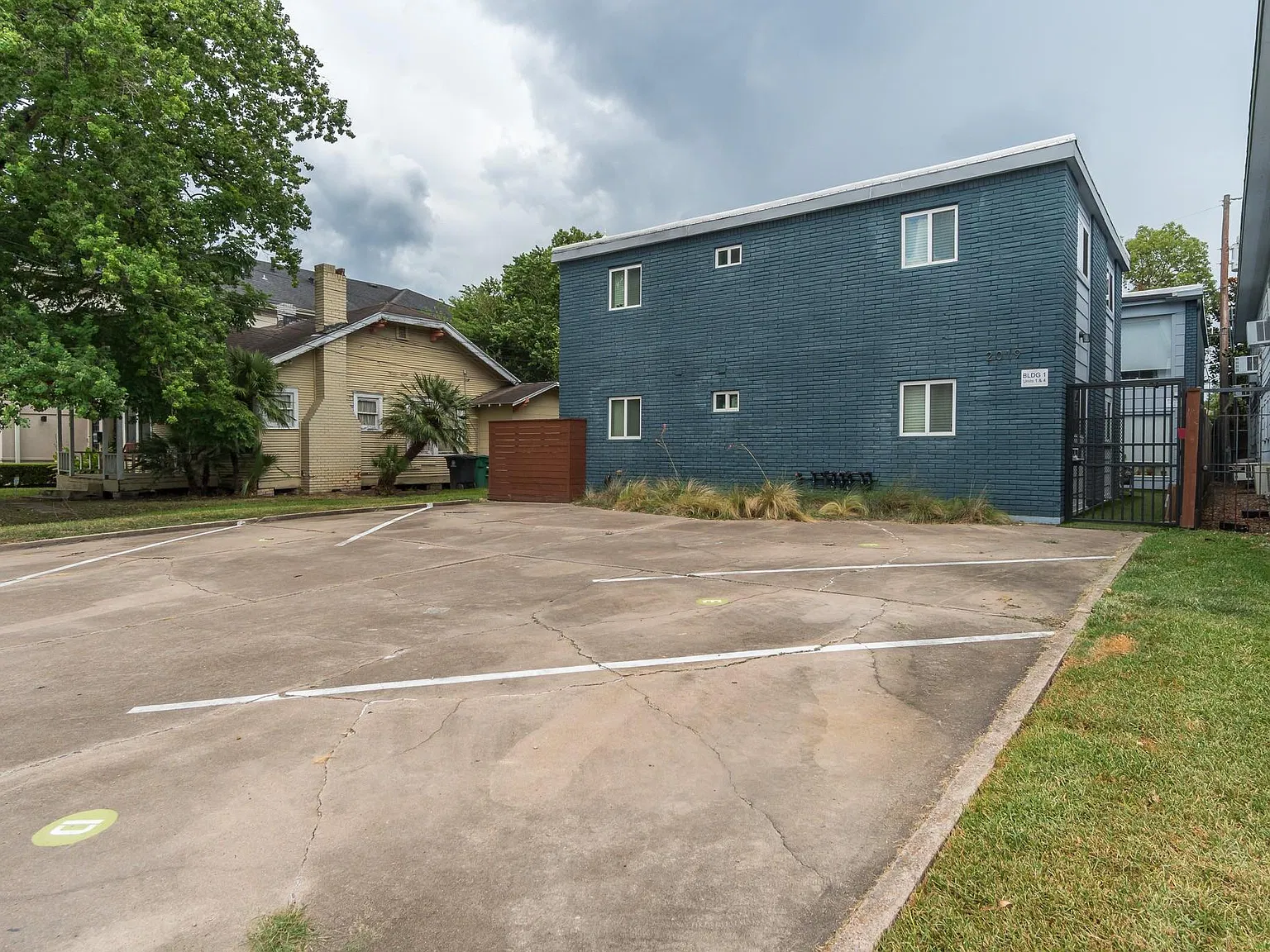 2 bed, 1.0 bath, 900 sqft, $1,950 — Photo 2
