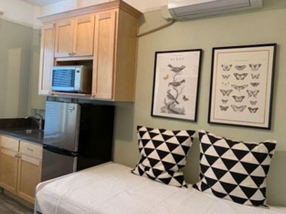 2nd image of 1010 1/2 10th St #23