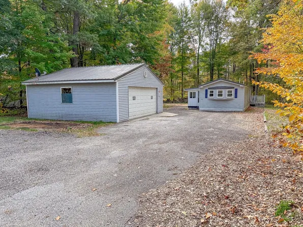 987 W Maplecrest Dr, Sanford, MI 48657