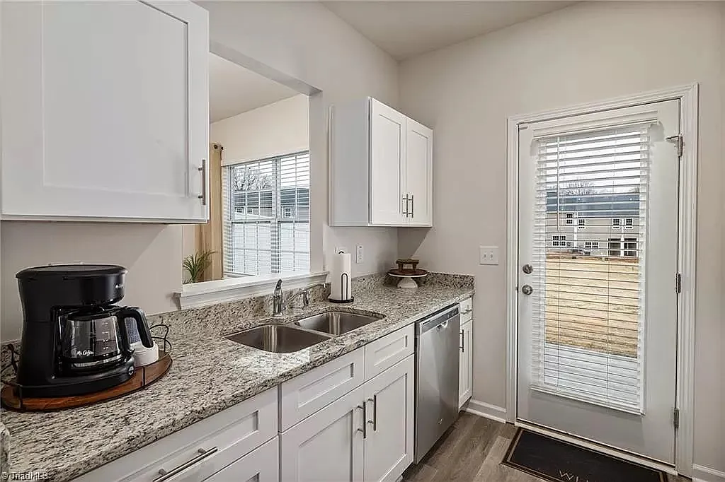 3 bed, 2.5 bath, 1429 sqft, $1,790 — Photo 4