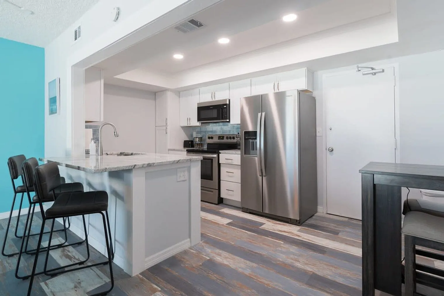 2 bed, 2.0 bath, 1044 sqft, $3,944 — Photo 3