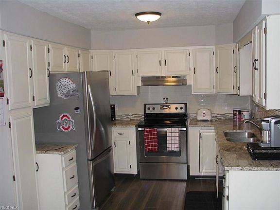 3rd image of 548 Carol Ln