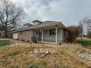 1312 Walnut Lawn St, Springfield, MO 65807