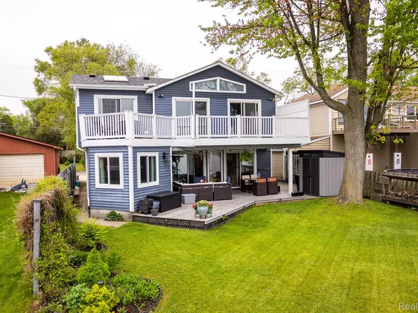 2665 Tackles Dr, White Lake, MI 48386
