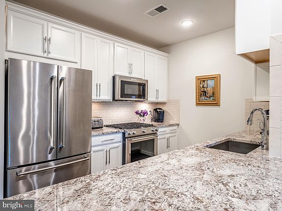 5th image of 3989 Norton Pl Unit 406