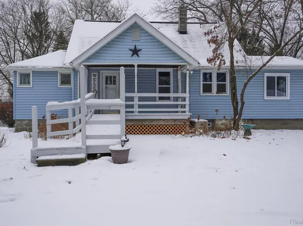 21115 East St, Southfield, MI 48033