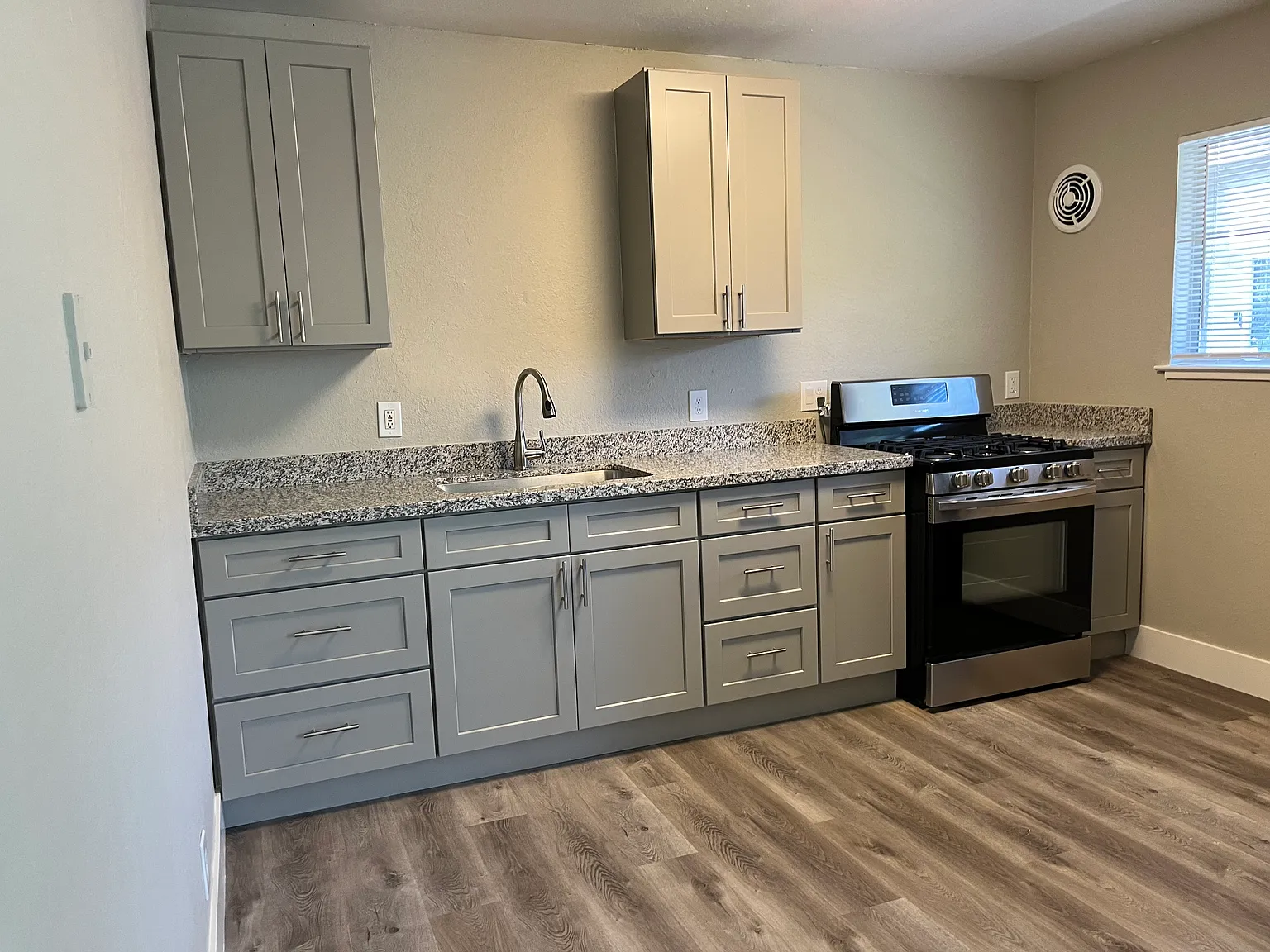 2 bed, 700 sqft, $1,600 — Photo 2