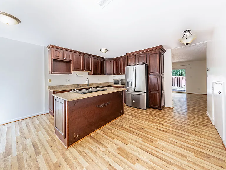 2232 Southgate Sq — Photo 5