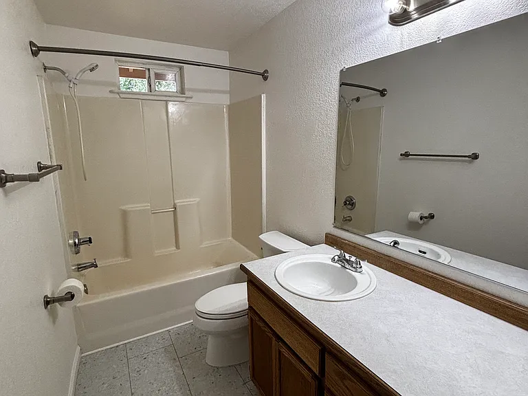 1129 SW Central Ave — Photo 4