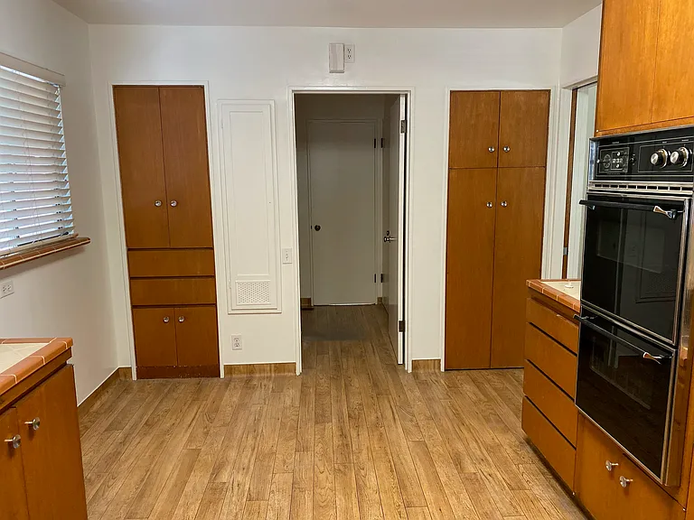 Full Kitchen w Access to Laundry Room