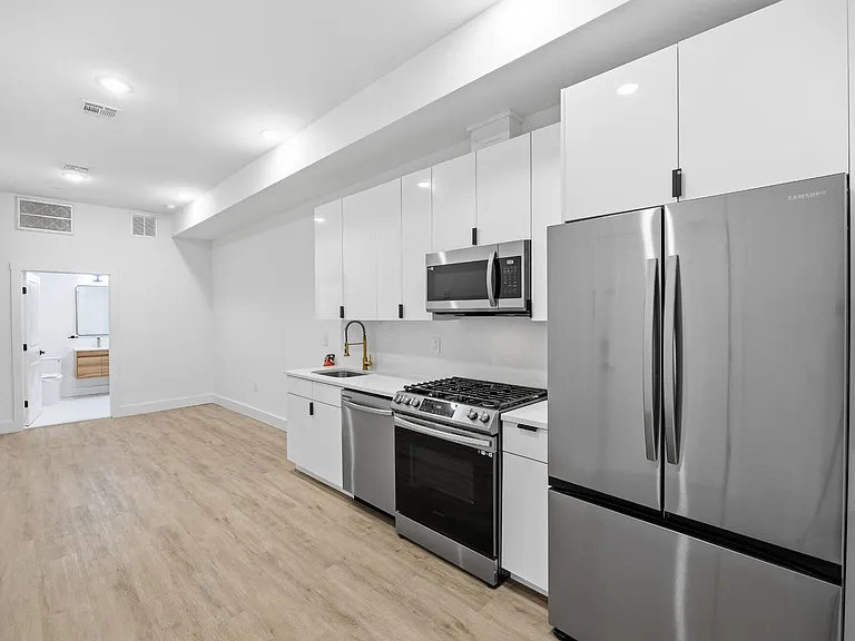 234 Webster Ave #1R — Photo 1