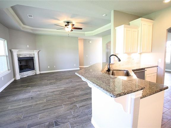 4th image of 805 McKenzie Ave