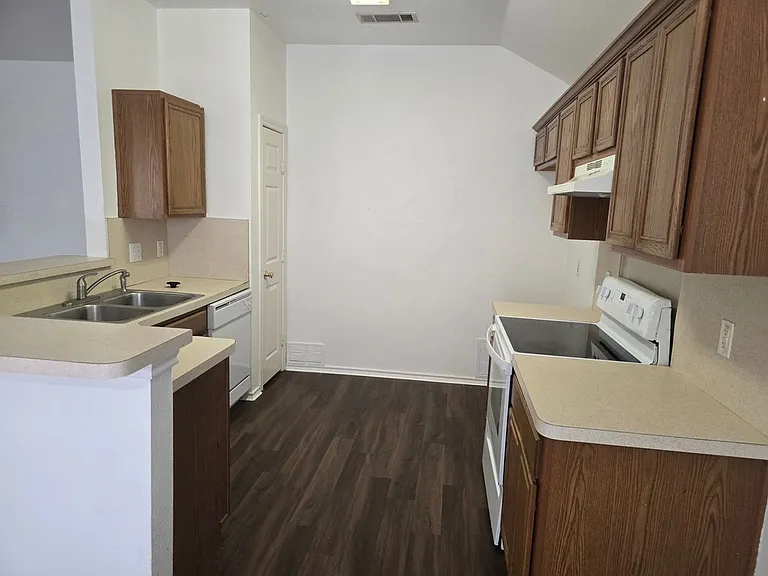 1512 Parrot Ct — Photo 3