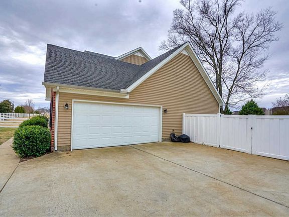 3rd image of 1922 Saint Andrews Dr