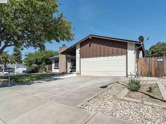 3rd image of 2898 Pelican Dr