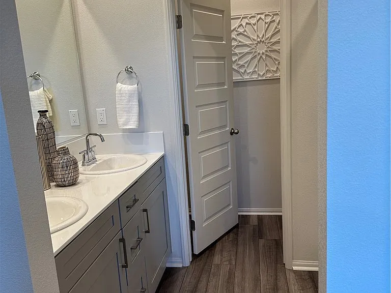 221 N Vincent Ave — Photo 15
