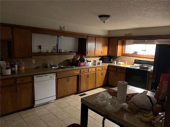 2nd image of 917 SW Grand Blvd