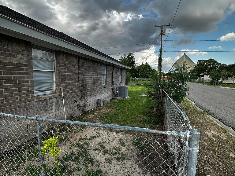 604 Sauz St — Photo 18