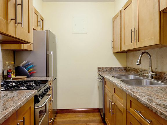 3rd image of 100 W 57th St #14B