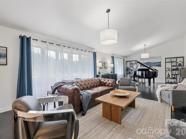 225 Valley View Ter, Waynesville, NC 28786