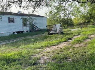 608 W Mayfield St, Karnes City, TX 78118