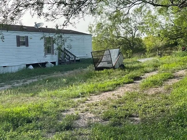 608 W Mayfield St, Karnes City, TX 78118