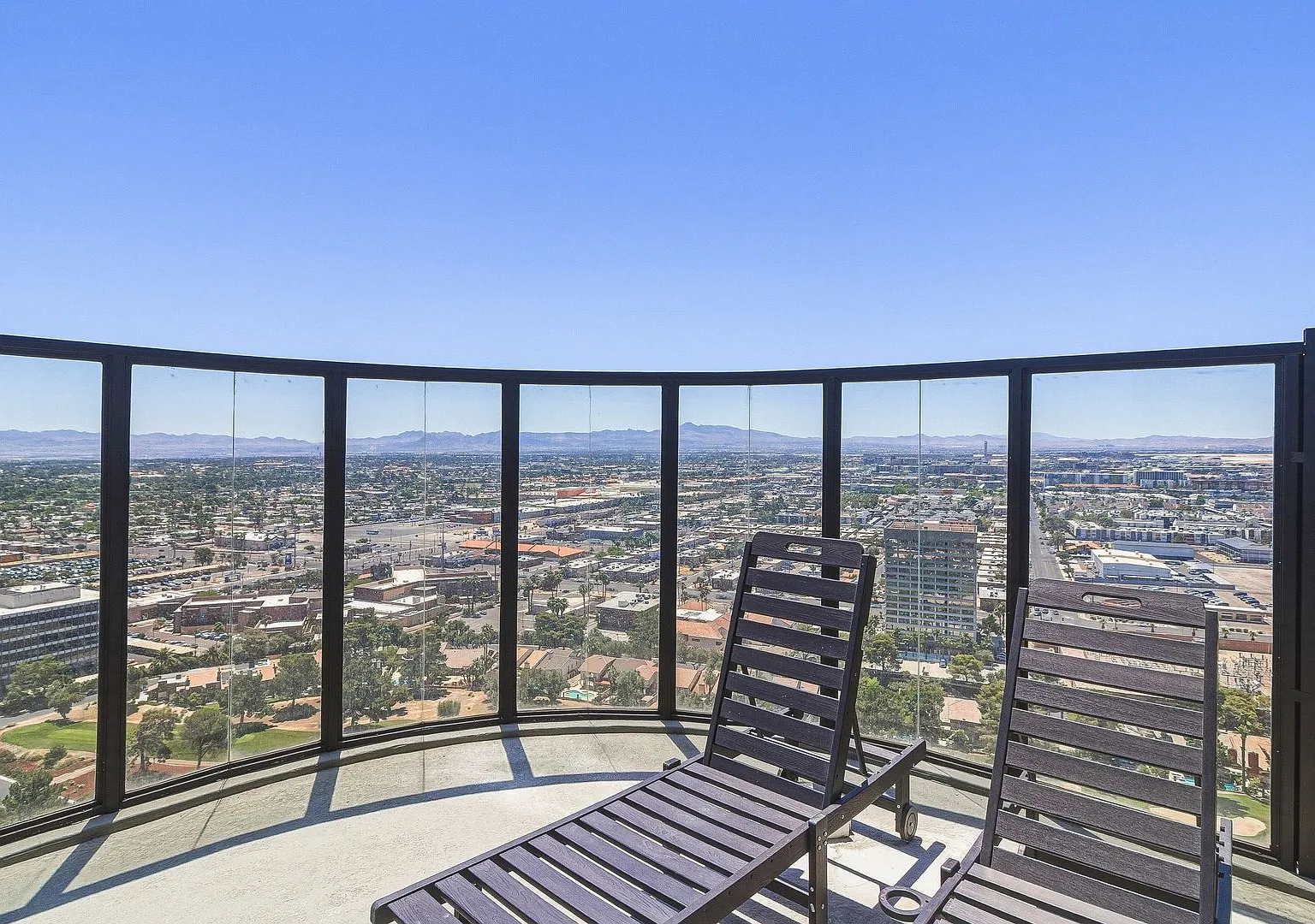 Luxury Penthouse Retreat with Private Pool, Sauna & Strip Views — Photo 4