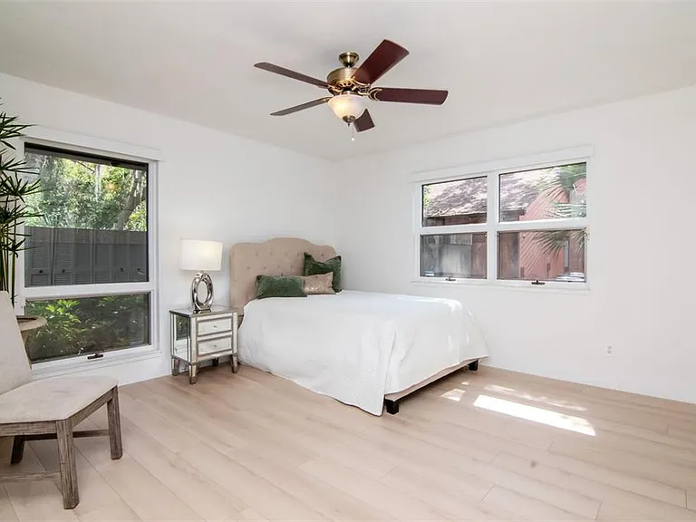 1296 Weybridge Ln — Photo 25