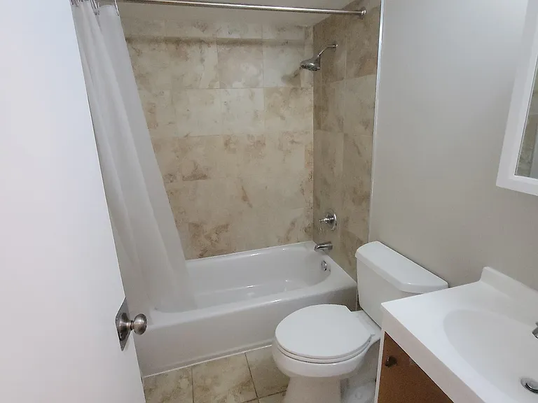 10512 Lyman Ave #2S — Photo 5