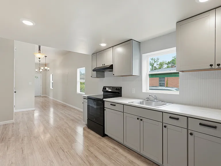 1025 Elliott Ave — Photo 11