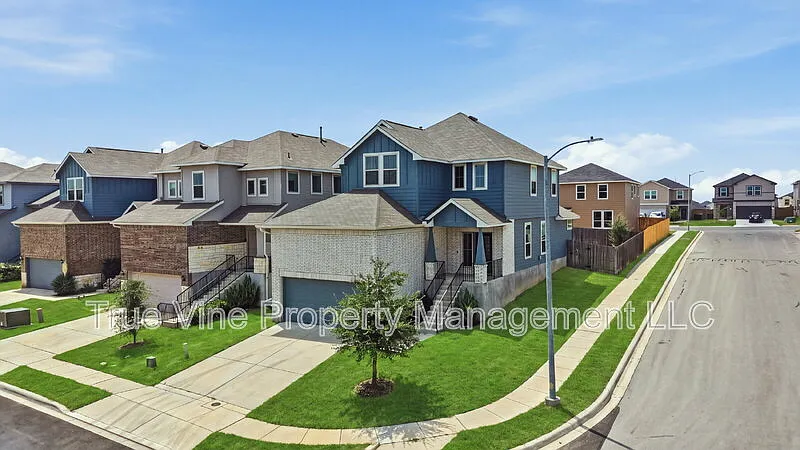 5 bed, 2.5 bath, 2093 sqft, $2,100 — Photo 4