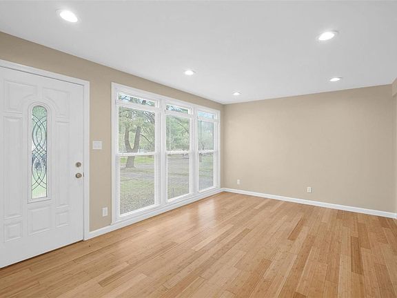 3rd image of 26 Redwood Dr