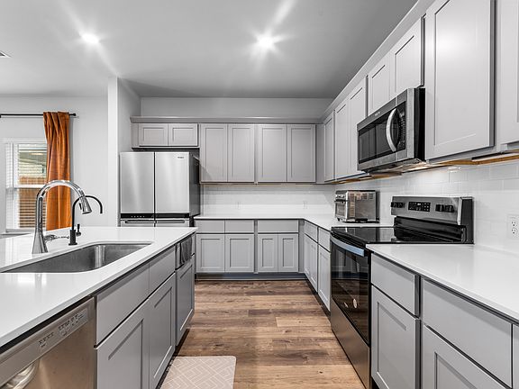 3rd image of 73 Palouse St