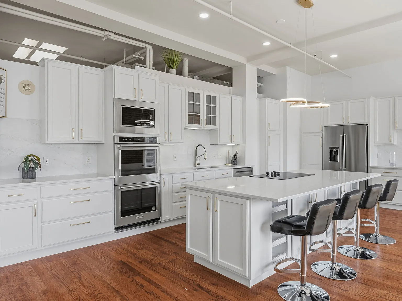 2 bed, 1695 sqft, $5,900 — Photo 1