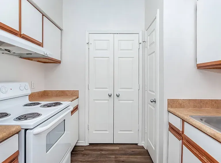 San Pedro Apartments — Photo 31