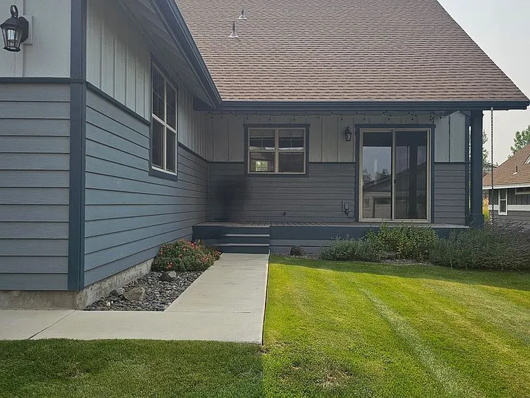 1082 SE Yarrow Ave — Photo 9