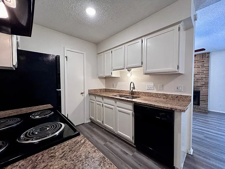 2103 Courtney St — Photo 17