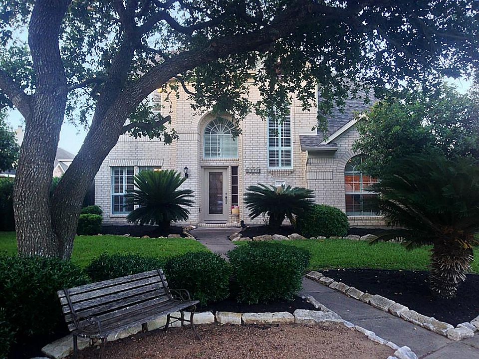 Beautiful home on Cul-De-Sac lot with sitting area and trees.