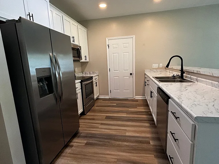 604 N Main St — Photo 4