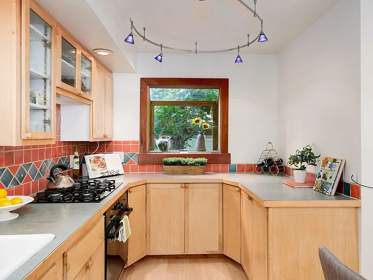 708 Grant Ave — Photo 11